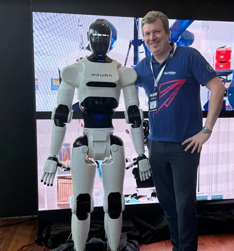 Stephan Sigloch mit humanoidem Roboter von Neura Robotics